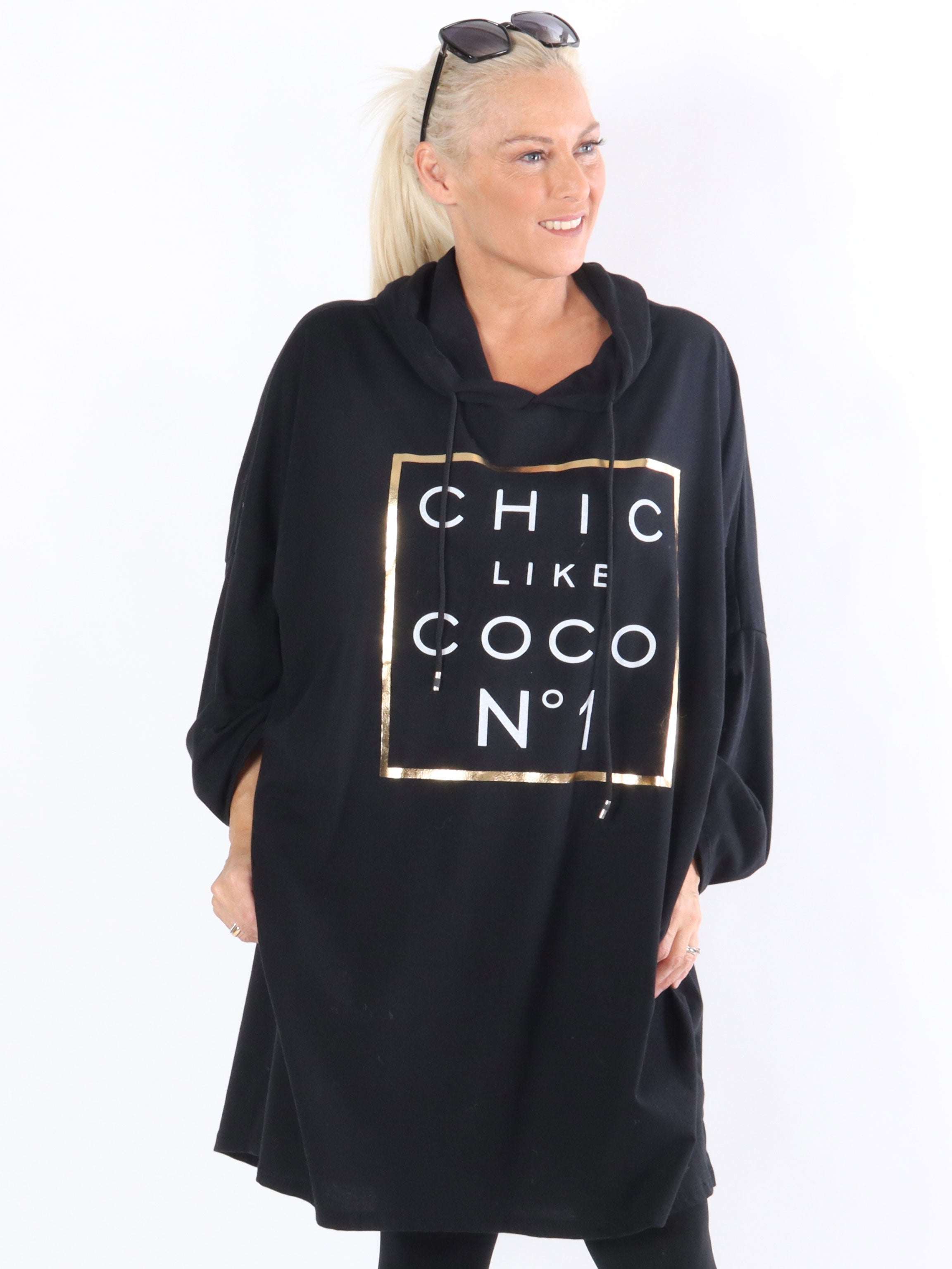 Gemma - Kjole med hætte og guld motiv